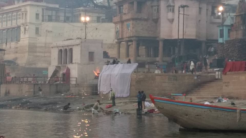 Pessoas se lavando nas margens do Ganges em Varanasi