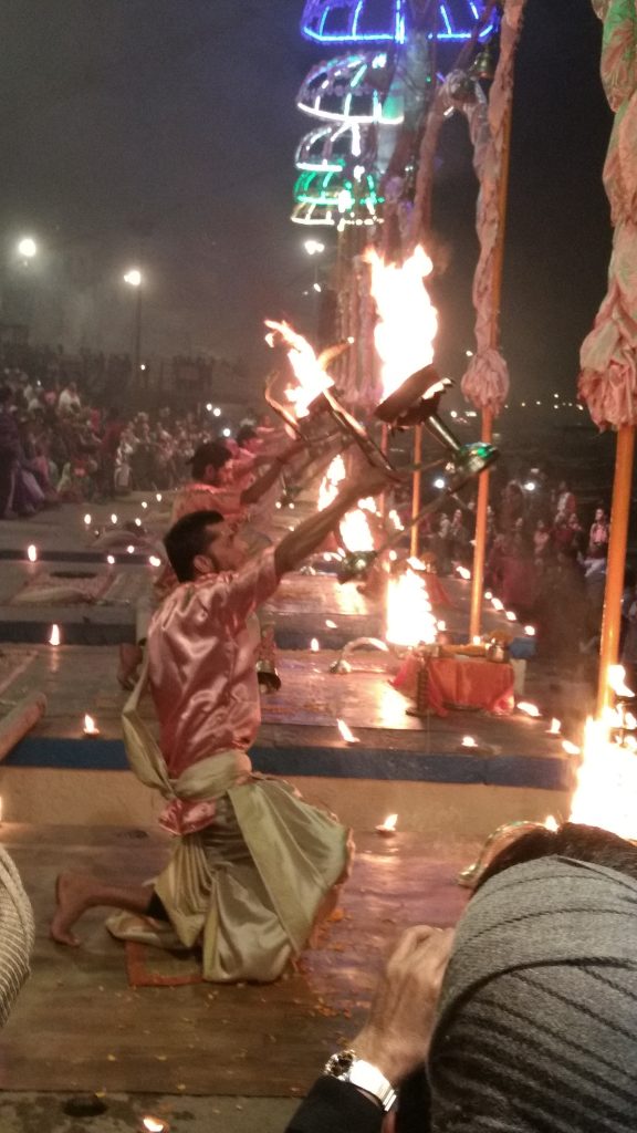 Cerimônia dedicada ao fogo em Varanasi