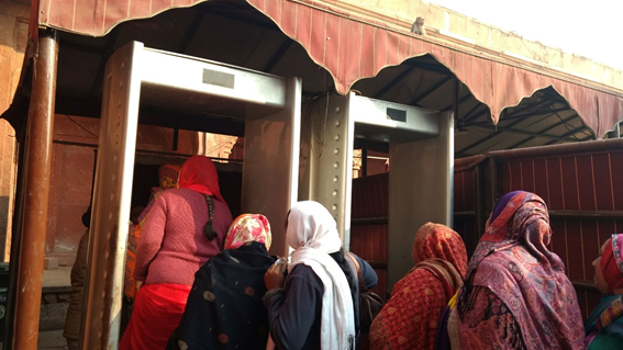 Fila das mulheres para entrar no Taj Mahal