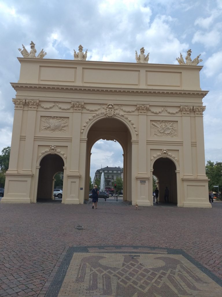 Portão de Bramdemburgo em Potsdam (atrás)