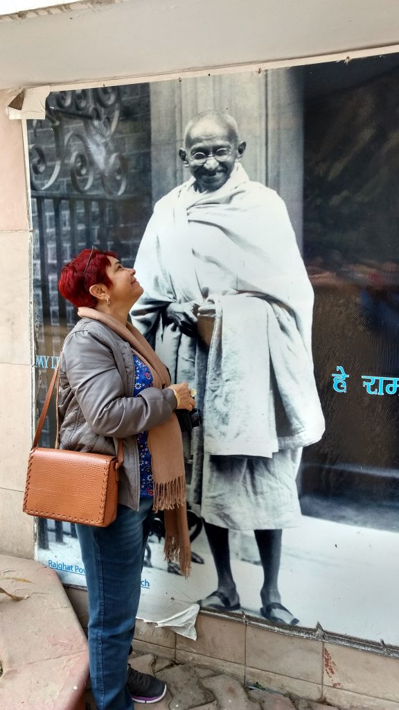 Admirando Gandhi - Delhi - Índia  