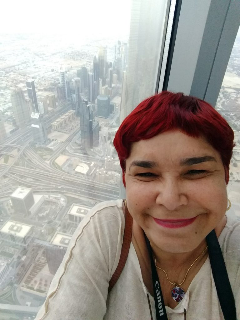 Eu aproveitando para uma self  do alto do Burj Khalifa