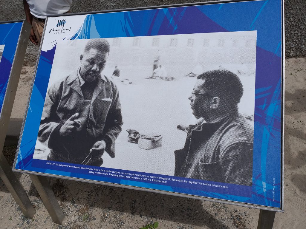 Foto de Nelson Mandela e um de seus companheiros em Robben Island - Cidade do Cabo - África do Sul