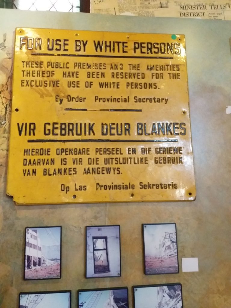 Placa usada de permissão somente para brancos - District Six - Cidade do Cabo - África do Sul