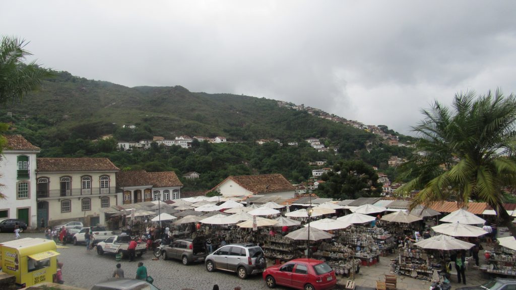 Vista da feira de pedra sabão no lago do Coimbra - Ouro Preto - MG