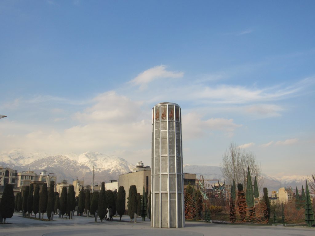 Neve no topo da montanha em Teerã - Irã